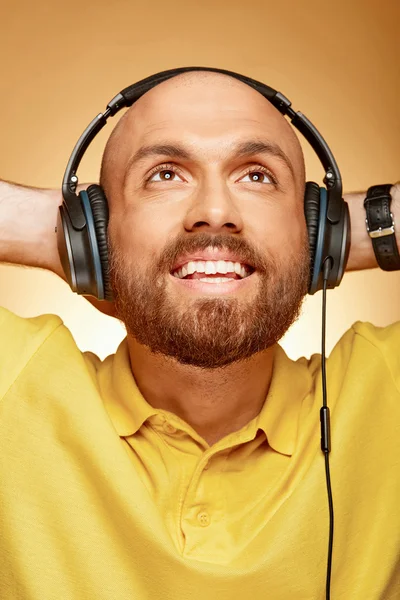 Retrato de close-up de jovem sorridente com fones de ouvido — Fotografia de Stock