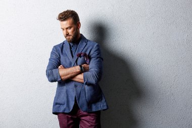 Sakallı yakışıklı iş takım elbiseli poz 