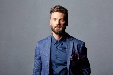 İş takım elbiseli yakışıklı adam portresi