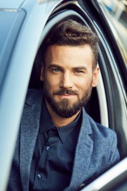 Araba çekici genç adam