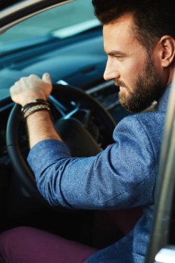 Bir arabada yakışıklı zarif genç sürücü