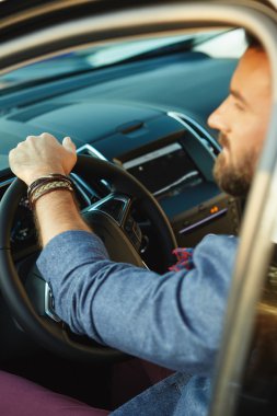 Bir arabada zarif genç sürücü