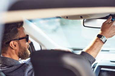 Çekici sakallı adam serin araba kullanıyor 