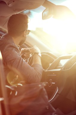 Çekici bir genç adam iyi araba kullanıyor 