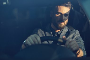 İyi araba erkekte çekici şık bir model