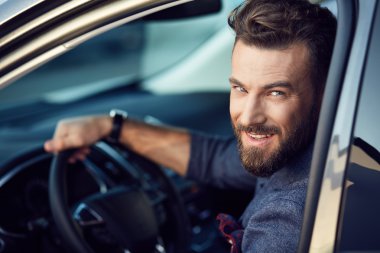 İyi araba çekici şık gülümseyen adam