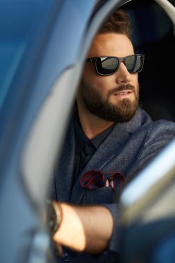 Zarif ciddi yakışıklı bir arabada