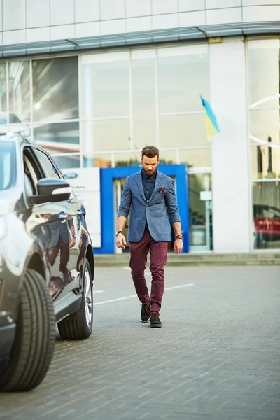 Guapo joven va a buen coche — Foto de Stock