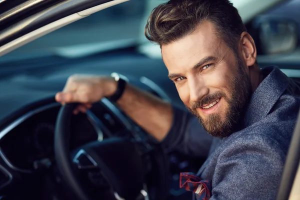 Привлекательный элегантный счастливый человек в хорошей машине — стоковое фото