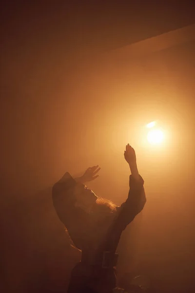 Foto Contra Luz Onde Nas Sombras Está Uma Menina Com — Fotografia de Stock