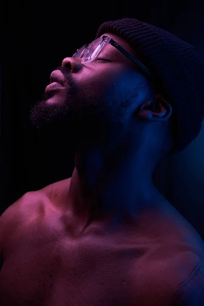 Portret Van Een Knappe Zwarte Man Rood Blauw Licht Donkere — Stockfoto