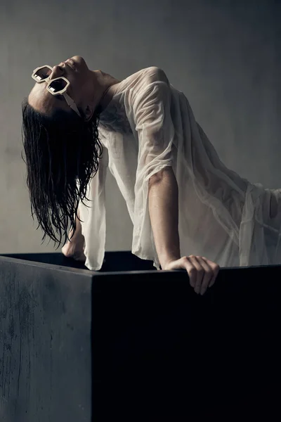 Красивая Девушка Светлом Мокром Платье Влажные Волосы Лежит Черной Ванне — стоковое фото