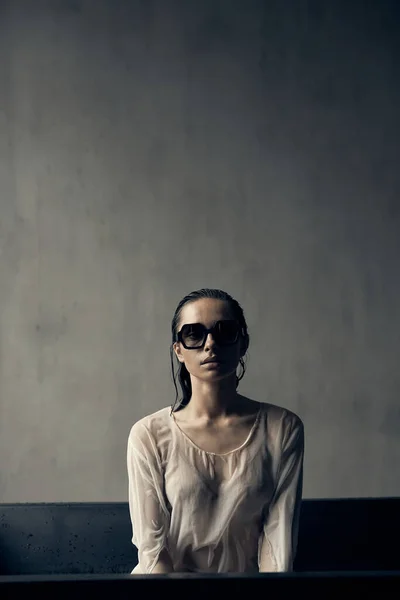 Beautiful Girl Light Dress Wet Hair Sits Black Bath Studio — Stock Photo, Image