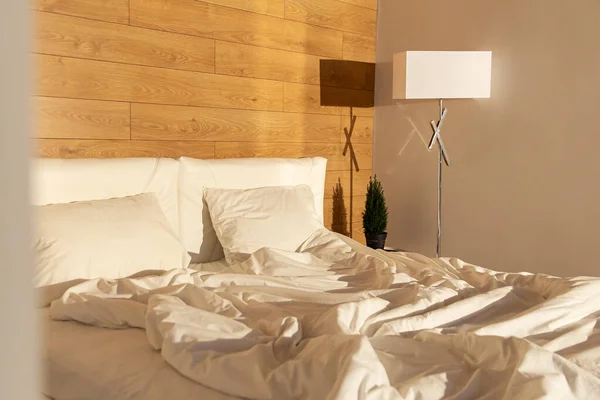 Büyük Yataklı Rahat Güzel Beyaz Yataklı Rahat Bir Odanın Içi — Stok fotoğraf