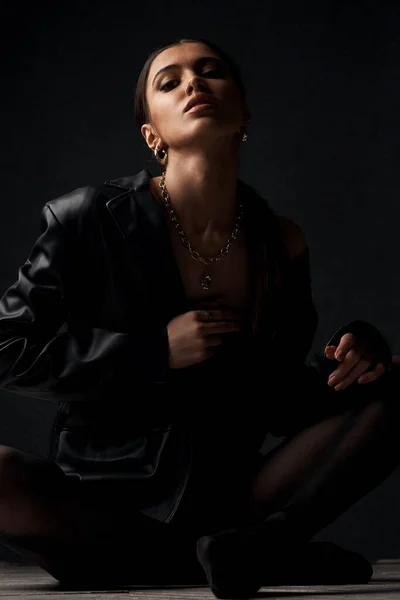 Фото Темноглазая Красивая Девушка Черными Волосами Профессиональный Макияж Одета Черную — стоковое фото