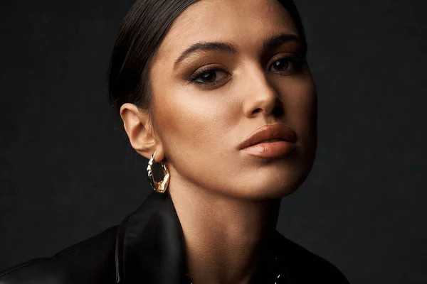 Retrato Uma Menina Bonita Olhos Escuros Com Maquiagem Profissional Vestida — Fotografia de Stock