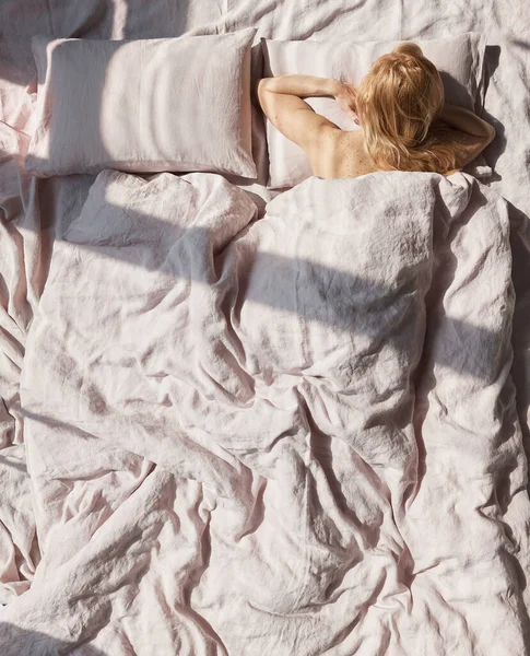 Foto Vacker Blond Kvinna Som Ligger Linne Pastell Sängkläder Tillbaka — Stockfoto
