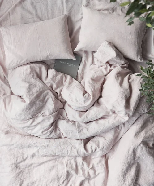 Photo Beautiful Ecological Natural Linen Bedding Pastel Colour Sheet Two — Stock Photo, Image