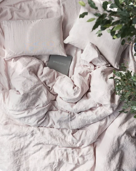 Photo Beautiful Ecological Natural Linen Bedding Pastel Colour Sheet Two — Stock Photo, Image