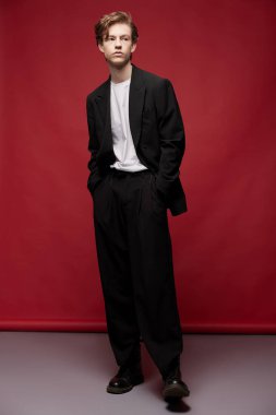 Sıradan takım elbiseli ciddi adam.