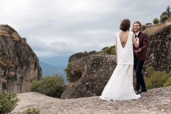 Cuplu Îndrăgostit Ședință Foto Nuntă Munți — Fotografie, imagine de stoc