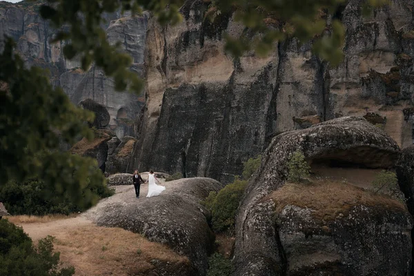 Wedding Photo Shoot Young Couple Background Green Trees Mountains — Stock Photo, Image