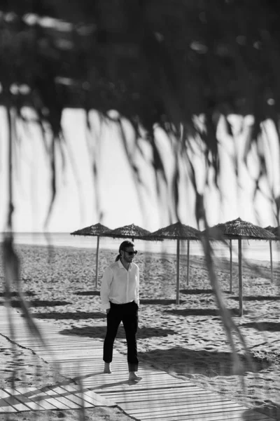 Black White Photo Summer Walk Handsome Smiling Guy Walking Sea — Stock Photo, Image