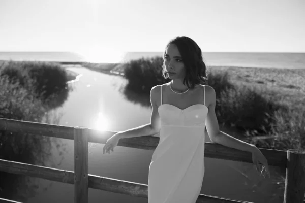 Foto Retrato Preto Branco Uma Menina Bonita Vestido Branco Junto — Fotografia de Stock