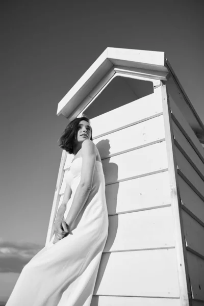 Preto Branco Foto Menina Vestido Branco Comprimento Total Fica Torno — Fotografia de Stock