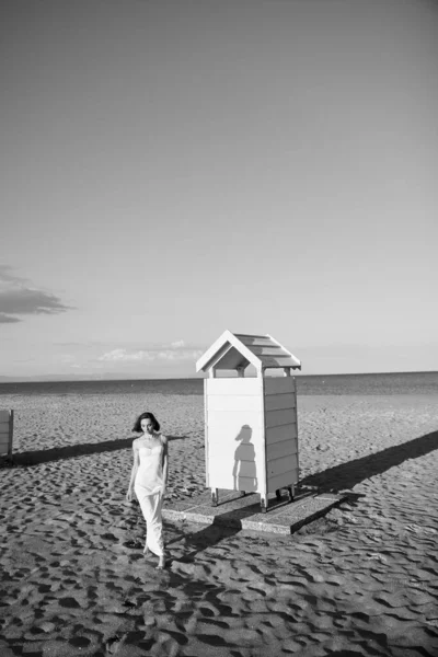 Black White Photo Girl Short Hair White Dress Takes Step — Stock Photo, Image