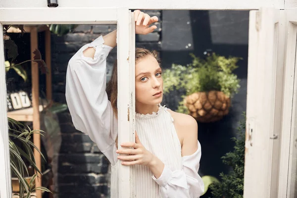 Portret Foto Van Een Meisje Een Witte Blouse Een Achtergrond — Stockfoto