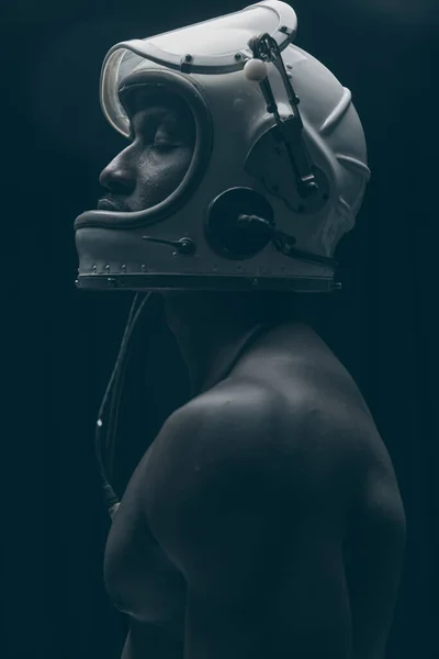 Schwarz Weiß Foto Eines Astronauten Mit Helm Und Dunkler Haut — Stockfoto