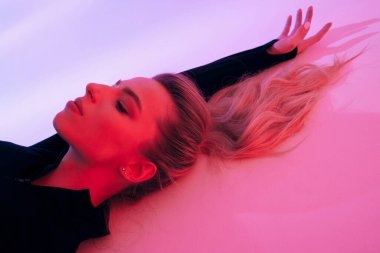 Beyaz saçlı güzel bir kızın profil fotoğrafı.