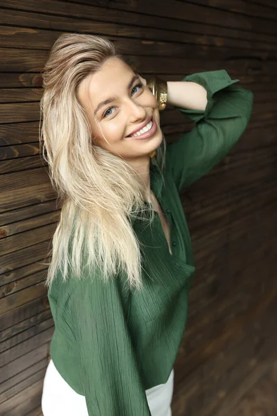 Dziewczyna Stojąca Tle Drewnianej Ściany Uśmiechnięta Sobie Zieloną Koszulę — Zdjęcie stockowe
