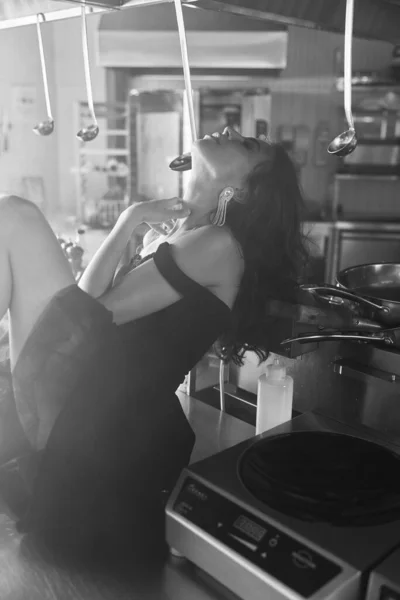 Foto Seorang Gadis Cantik Dengan Gaun Pendek Hitam Berpose Dapur — Stok Foto