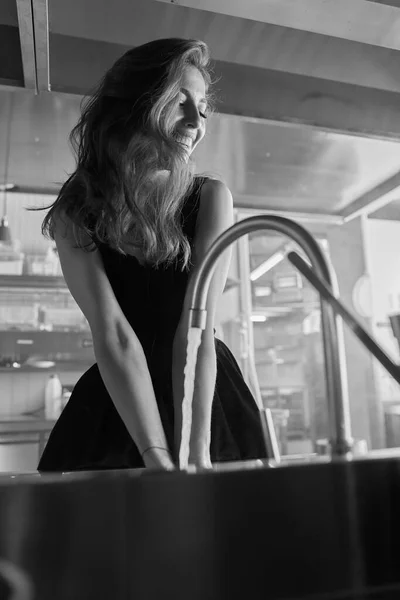 女孩洗碗和微笑的黑白肖像照片 — 图库照片