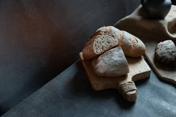 Komposisi Pada Latar Belakang Hitam Dengan Roti Segar Dan Papan — Stok Foto