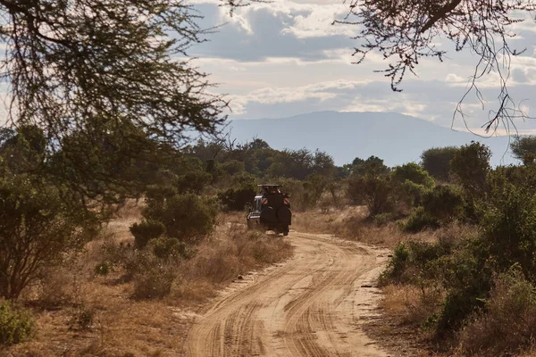 รถบ องเท ยวเด นทางบนถนนในเคนย — ภาพถ่ายสต็อก