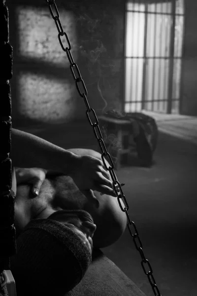 Der Gefangene sorgt sich, dass ein kriminelles Verhalten hinter einem Gitter steckt — Stockfoto