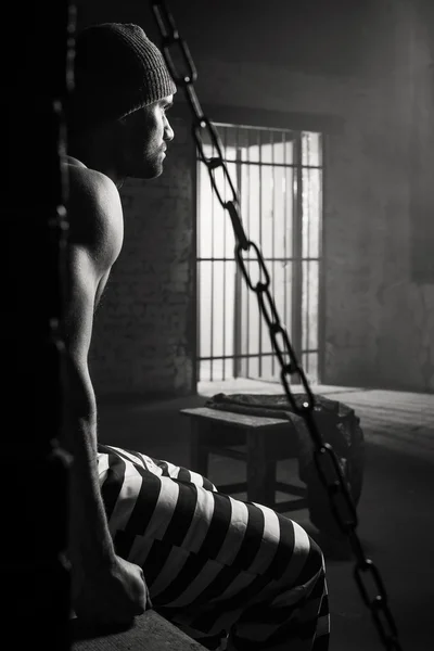 A fogoly aggódik egy elkövetési magatartás, hogy a rács mögött — Stock Fotó
