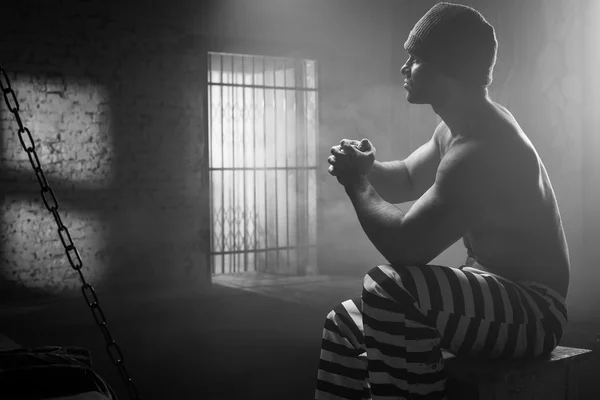 格子の背後にいる犯罪行為を心配する囚人 — ストック写真