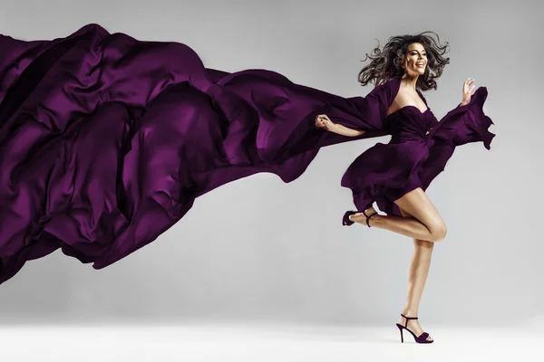 Kvinne i bølgekjole med flygende stoff – stockfoto