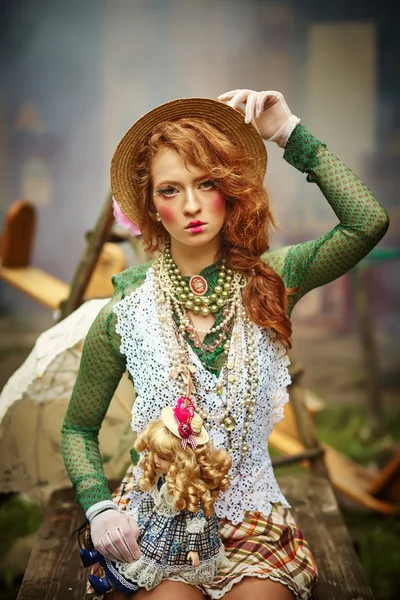 Gambar fashion wanita dengan gaya boneka. Creative make-up.Fantasy dress . — Stok Foto