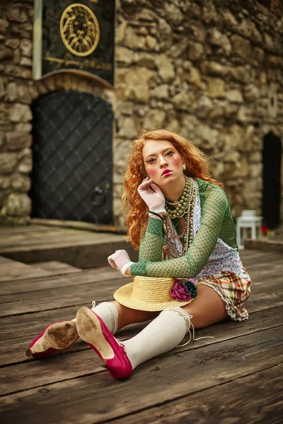 Mode skott av kvinna i docka stil. Creative make-up.fantasy klänning. — Stockfoto