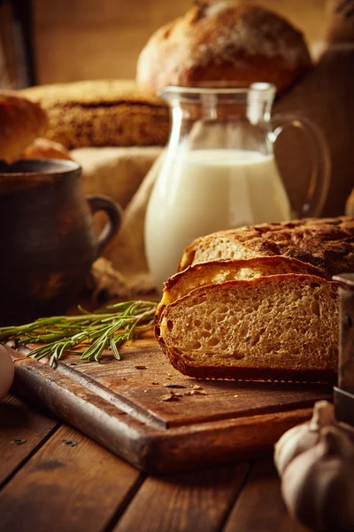 Berbagai jenis roti gandum di atas meja kayu pada latar belakang komposisi — Stok Foto