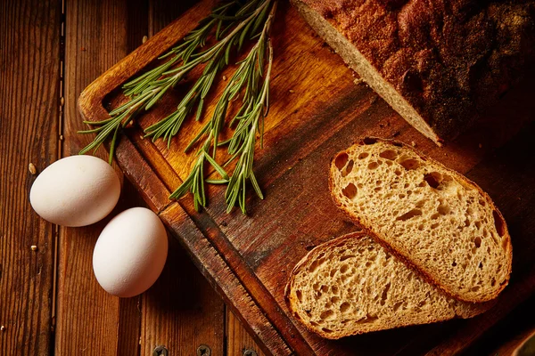 Berbagai jenis roti gandum di atas meja kayu pada latar belakang komposisi — Stok Foto