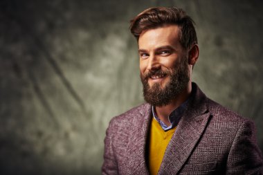 çok ilginç bir görünüme sahip sakallı adam