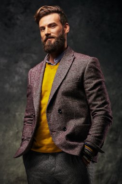 çok ilginç bir görünüme sahip sakallı adam