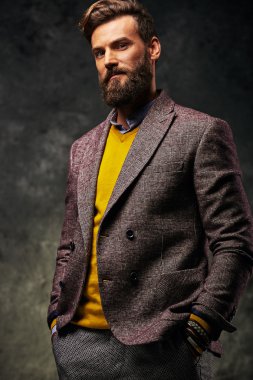 çok ilginç bir görünüme sahip sakallı adam
