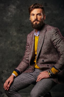 çok ilginç bir görünüme sahip sakallı adam